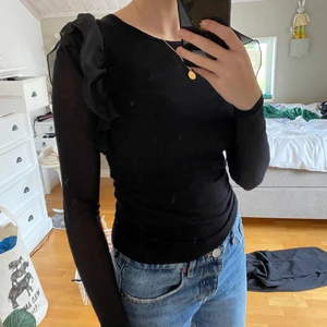 Svart topp - Två i en tröja. En mech topp under, den långärmade. En volang topp över. 