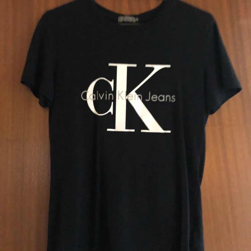 Äkta Calvin Klein t-shirt  •Använt 2-3ggr  •Storlek S •349kr + frakt 📦  •Säljs på grund av den inte kommer till användning.. T-shirts.