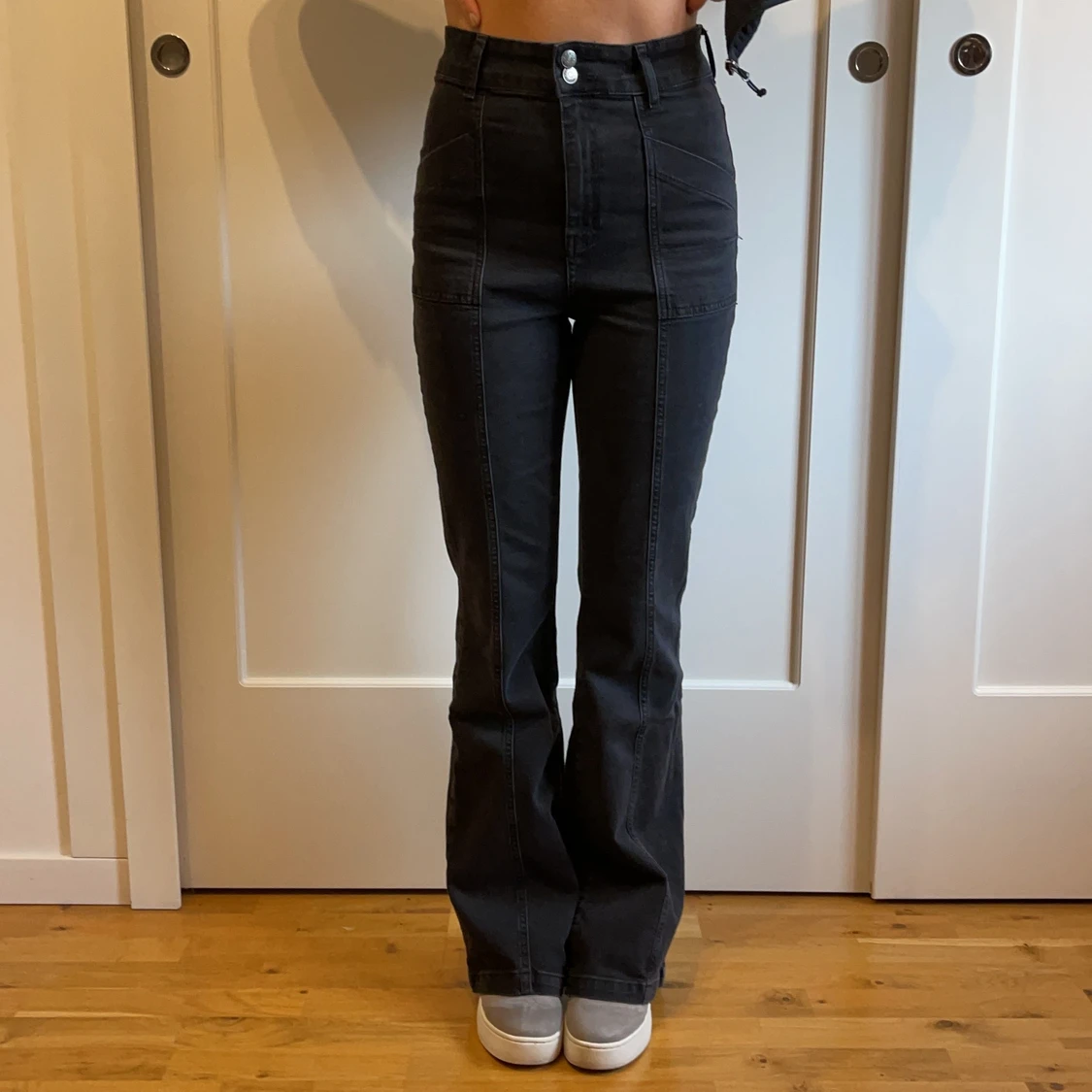 Svart/gråa flare jeans - 90