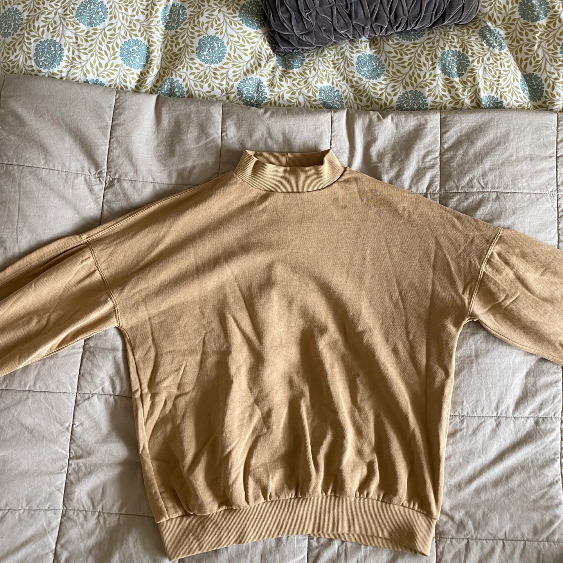 Beige college-tröja med halvpolo  - 90