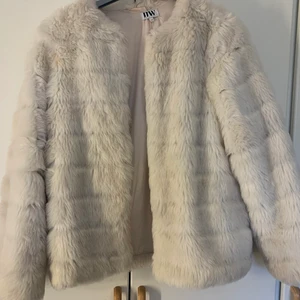 Mysig ”päls” jacka  - Mysig jacka perfekt till vinter och hösten i storlek 34. Passar 34/36. Bra skick!