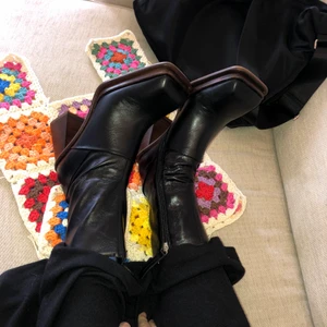 helt nya BOOTS - Dessa nyköpta skor är heeeeelt magiska men det är för hög klack för mig😭😭 storlek 38 med fyrkantig tå, med platåsula. Klackhöjd är 8cm. De är verkligen helt otroligt snygga, kan skicka mer bilder. Hoppas att någon annan kan använda dem istället för mig, enbart testgått med dem en gång i 5 minuter för att testa, men fungerade som sagt inte med min fot! 