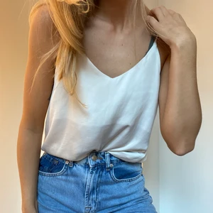 Linne i silke strl S  - Snyggt stilrent linne från H&M🌼 använd en gång! 