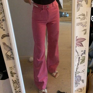 Jeans  - Rosa jeans från zara, använda 1 gång. Klippta men fortfarande för långa för mig som är 166cm. Storlek 34. 266kr inklusive frakt. 