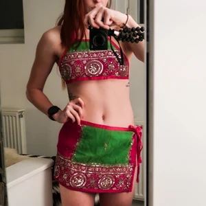 Superhäftigt set‼️ - Ett set bestående av en cropped top och en knytkjol. Med broderier och paljetter. Funkar både till #rave #festival eller #maskerad. Hade behållit det om den inte hade varit för liten på mig. Storlek saknas men är uppskattad till xs/32-34. 