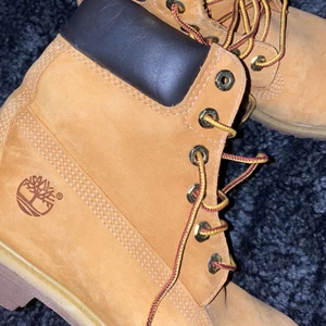 Timberland - Timberland damstorlek 9W (eu 40). Nypris 1600kr. Har använt dom en gång, har små små fläckar men de är på insidan och baksidan på ena skon så de syns inte när man har på dom. Annars ser de helt nya och oanvända ut. Priset är exklusive frakt, köparen står för eventuell frakt, kan även mötas upp i Luleå 