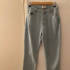 Straight jeans med slit - Jeans från Hanna schönbergs kollektion på NAKD, slutsåld och säljs inte mer. Storleken är 38, de ser mycket större ut på bilden men de är fullkomligt normala i storleken. Har ett par exakt likadana därför säljer jag✨💕 