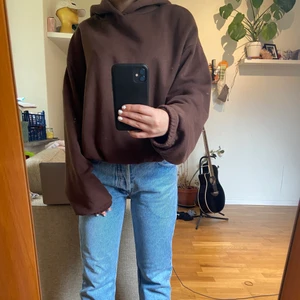 brun zara hoodie - säljer denna söta bruna hoodien från zara då den tyvärr inte faller mig i smaken längre🙁 Tröjan är i fint skick och är använd et fåtal gånger. Den är storlek xl men sitter såhär på mig som har xs/s. den är jätte mysig och perfekt nu inför vintern! den har samma scrunch på botten som på armarna. Frakt tillkommer på 79kr! Skriv till mig för ytligare frågor eller intresse💞