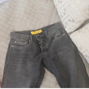 Gråa jeans - Säljer dessa jeansen som är helt nya. Köpte av en annan på plick men tyvärr var de för små för mig 💕så fin färg och lågmidjade! En av knappen är trasig men går säker lätt att reparera. Inneberenslängd: 73 midja: ca 75