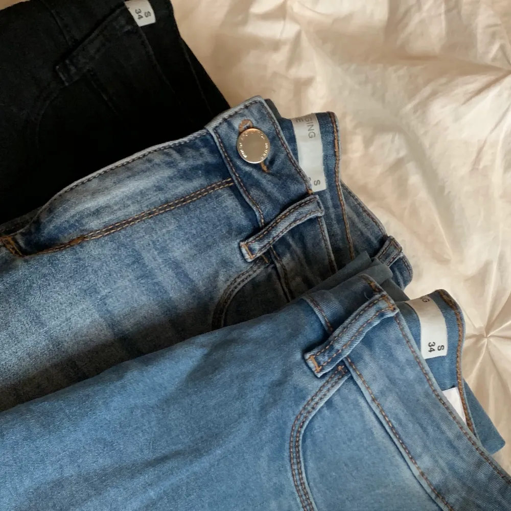 Skinny jeans med långa ben från Cubus, väldigt stretchiga och bekväma. 150kr för ett par, eller 300kr för alla tre 🍓🤍 nypris är 300kr för ett par. Köpare står för frakt om så önskas<3. Jeans & Byxor.