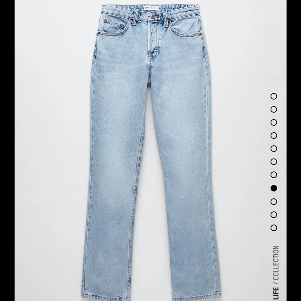 Säljer dessa snygga mid rise jeans från zara. I storlek 34💕 Använda fåtal gånger! Säljer dessa jeans gärna snabbt⭐️. Jeans & Byxor.