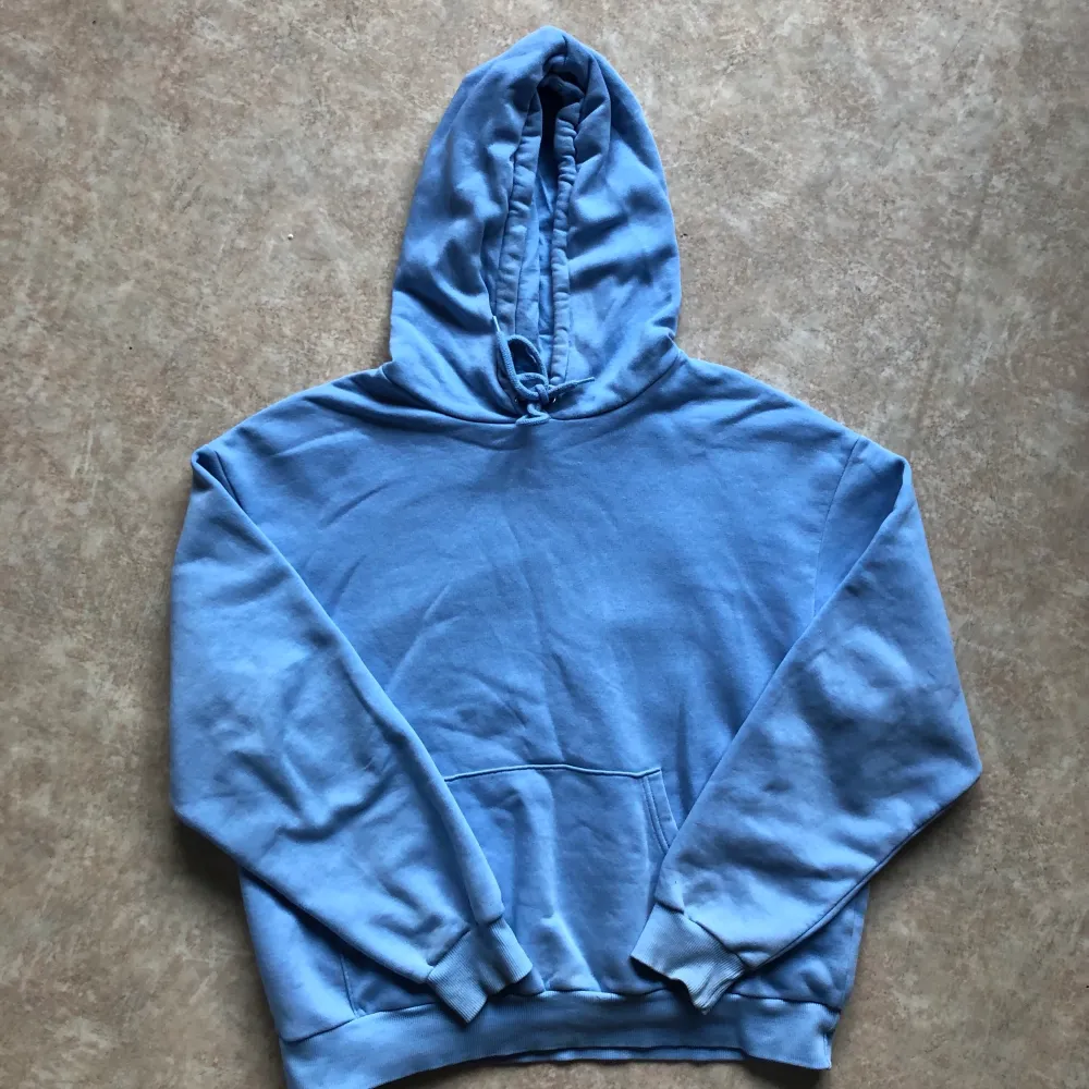 Ljusblå hoodie från monki. Storlek S men oversized. Nypris: 250 . Tröjor & Koftor.