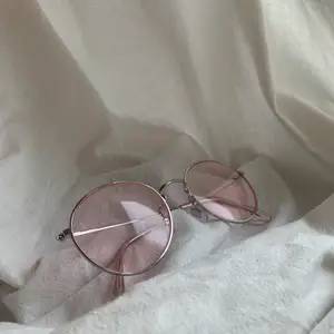 Säljer ett par 80-tals glasögon med rosa glas från carlings🤍
