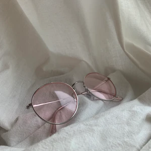 Rosa glasögon - Säljer ett par 80-tals glasögon med rosa glas från carlings🤍