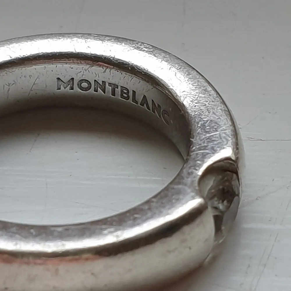 925-silver med en svart sten på ena sidan och en genomskinlig på den andra. Montblanc. Accessoarer.