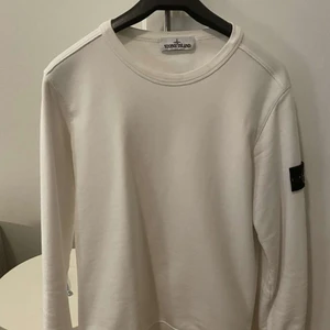 Stone island sweatshirt storlek S - Skick 9/10 mycket bra skick och knappt använd.