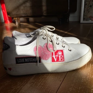 Moschino skor - Superfina skor från Moschino i storlek 40. Skulle säga att dem är mer som 39. Köptes för 1400k kr, säljer för 900kr då dem är sparsamt använda! Säljer endast pga storleken var för liten 