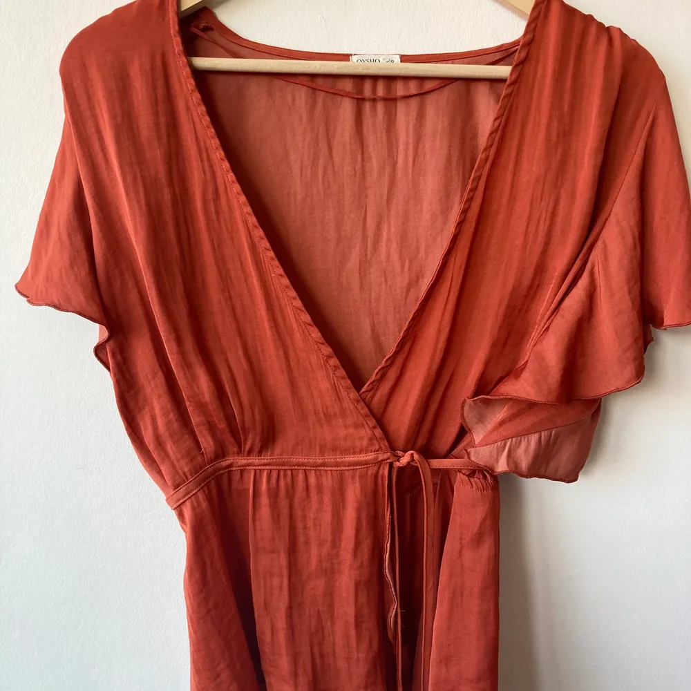 Very bright orange blouse brought in Oysho, perfect for summer nights ✨ Perfect condition, worn only 2-3 times. It’s a L but fits a bit smaller . T-shirts.