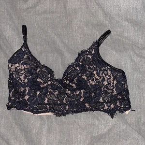 Crop top - Crop top i spets, super snygg! Storlek L men sitter som en S. Jag har normallt S i toppar <3