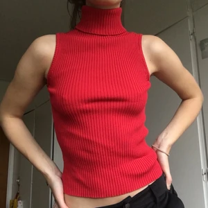 Röd polotopp  - Söt ribbad röd topp med hög polokrage! Storlek står ej men den rätt väldigt stretchig, passar XS-M. Skriv för fler bilder❤️