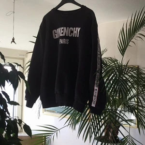 Åkta unisex Givenchy sweatshirt  - Sāljer min snygga àkta unisex Givenchy sweatshirt.är i väldigt bra skick och passar till allt.knäppt använd och passar nog av xxs-l och den sitter översize.finns fler bilder 