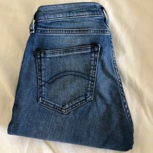 Jätte fina jeans från Tommy, storlek 24/30 vilket är en XS. Mid Rise straight. Nypris: 900kr