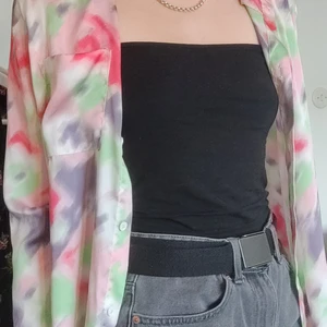 Cool skjorta - As cool och unik skjorta hittad secondhand men ursprungligen från cheap Monday. Lite tie dye effekt. Frakten är inkluderad i priset ✨
