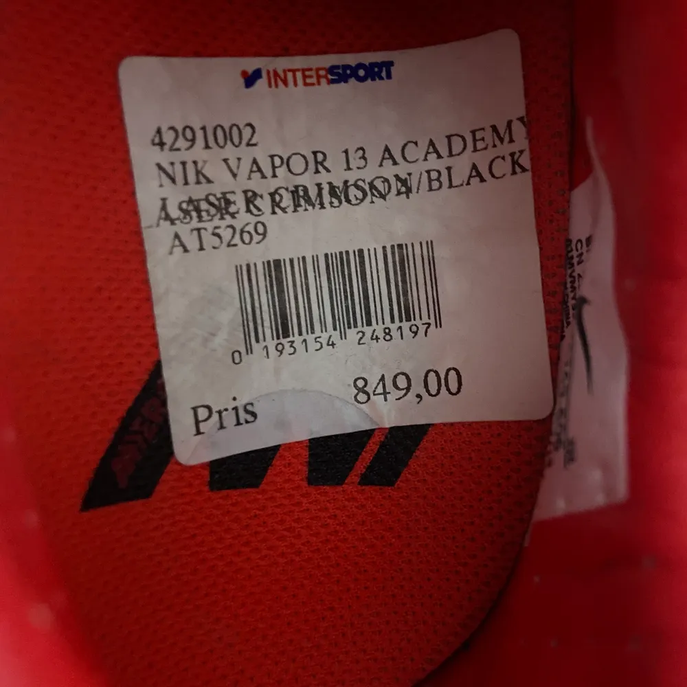 Säljer fotbollsskor i storlek 36. Helt oanvända och därför i nyskick. Köpte för 849kr men säljer för 299kr. •köparen står för frakt•. Skor.