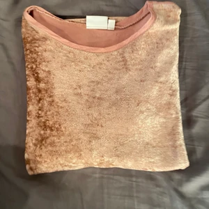 Tröja - T-shirt med mocka i färg gammelrosa, st S 🎀