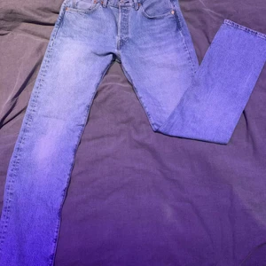 Levi's 501 32/34 - Ljusa Levi's jeans 501 i bra skick köpta för 1200
