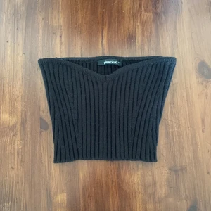 Topp från Gina - Säljer denna toppen från Gina som inte kommer till användning längre. Den är lite nopprig högst upp och där av priset. Den är i strl S men är väldigt stretchig. Skriv för fler bilder eller frågor💞 köparen står för frakten