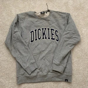 Dickies Sweatshirt Strl L - Säljer denna oversized dickies tröjan. Köpt på junkyard. Fint skick