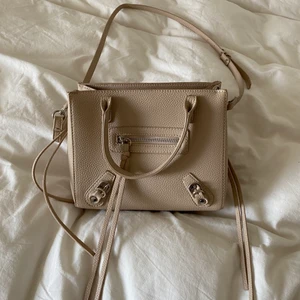 Axelremsväska - Beige, mellanstor axelremsväska från Nelly men justerbar rem. Sparsamt använd så jättebra skick! Mycket utrymme och flera olika fack