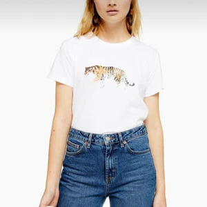 Vit T-shirt  -  🐅 🐅  som ny, köpt för 130kr