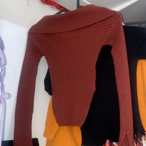 Vin röd  - Tröja från ginatricot storlek xs. Skit skön till vinter o sommaren stickat. Köpt för 250kr säljer för 150kr elle 100kr priset kan snackas 