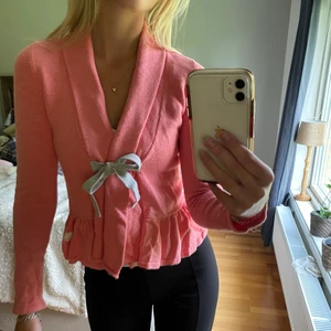 Odd Molly Kofta - En supersöt rosa kofta ifrån Odd Molly! Den är i fint skick, inte använt den så mycket. Säljes pga den sitter lite lite för tajt på mig och kommer inte så mycket till användning. Storlek 0 (xs). Köparen står för frakt. Kan annars möta upp i Vänersborg.