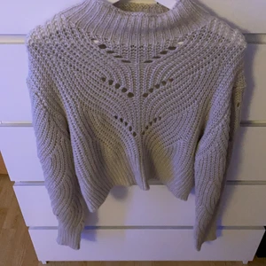  Beige stickad tröja från lindex  - Tröja från Lindex. Använd 1 gång. Frakten ingår inte i priset. 