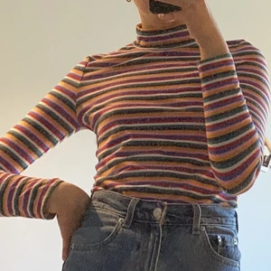 Regnbågsfärgad polo - Regnbågsfärgad bomullspolo - bra skick - monki - strl. S - mycket mjuk och skön i materialet