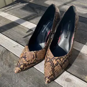 Snygga ormskinns pumps från Dorothy Perkins! Använda en gång så i princip som nya:) 