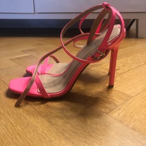 Neon Rosa Klackskor - Skit snygga, men oanvända för att jag inte kan gå i klackskor