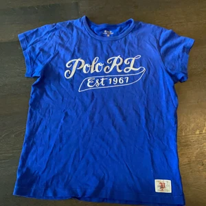T-shirt från Ralph Lauren - T-shirt från Ralph Lauren i kornblått. Stl M, men passar även XS-S beroende på hur du vill att den ska sitta. Nyskick!