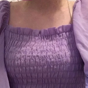 Ljuslila Tröja - Hej! Säljer denna superfina Tröjan eftersom att jag inte använder den längre. Använd ungefär 1-2 gånger. Verkligen superfint skick. IFRÅN: H&M. Storlek: XS