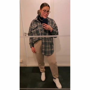 Skjortjacka - Rutig skjorta från Nelly . Sitter oversize 
