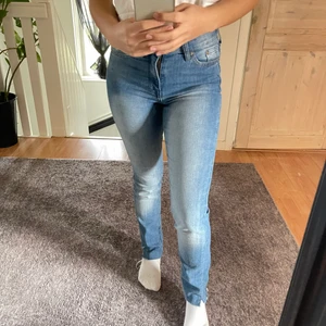 Jeans - SMALL - Mina älskade skinny/slimfit jeans 🥰 säljer dessa då jag köpt samma modell fast längre! Sitter superbra och är stretchiga! - frakt ingår 💖🤩