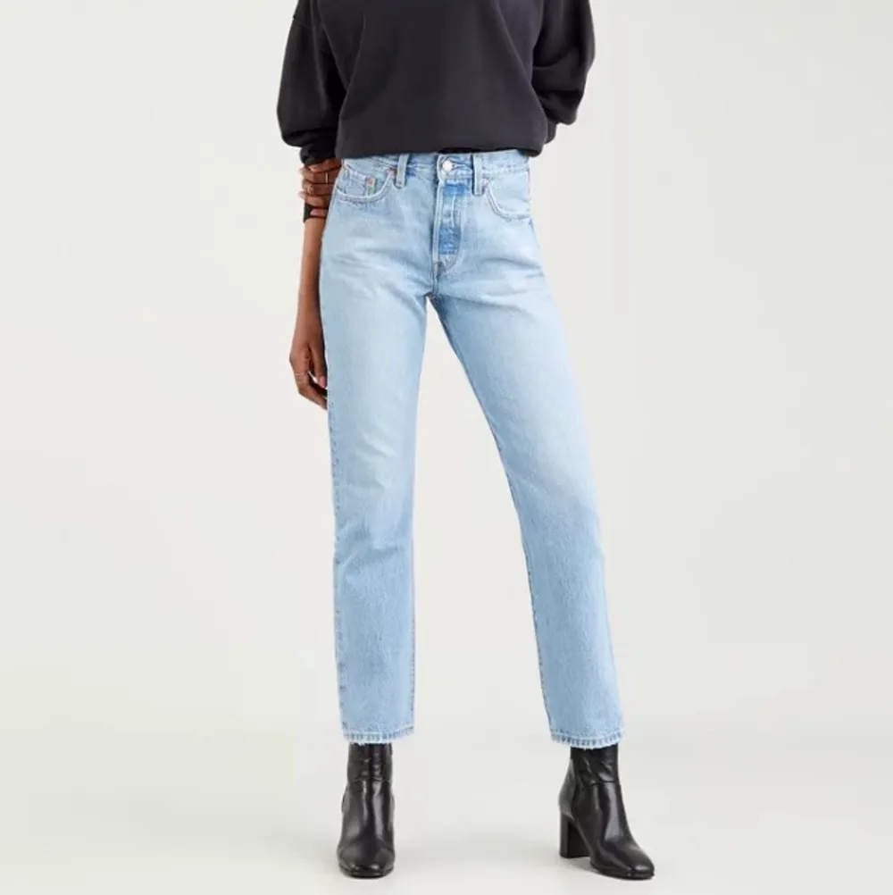 Levi’s 501 original jeans i bra skick! Storlek W27 L 28! Superfina och den perfekta ljusa färgen på jeans! 🦋. Jeans & Byxor.