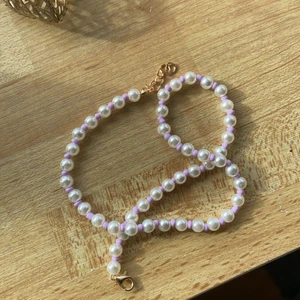 Halsband - Jätte fint halsband, finns i fler färger denna är med lila,