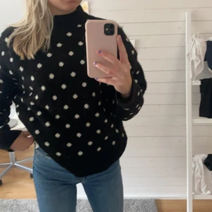 Stickad tröja  - Säljer denna stickade tröjan från Zara, passar perfekt till vintern. Använd fåtal ggr men i bra skick, finns it o köpa i butik längre 💕 säljer för 70 kr+frakt, kom privat för mer information och bilder