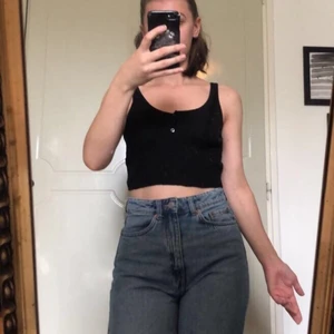 Linne - Kort linne med tre knappar högst upp