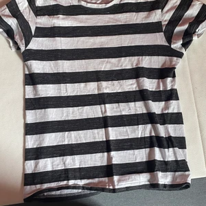 T shirt från New yorker - Säljer min t shirt för att den blivit för liten. Det är storlek L och den passar till de mesta. Köpt för 200 kr så säljer den för 50 plus frakt 