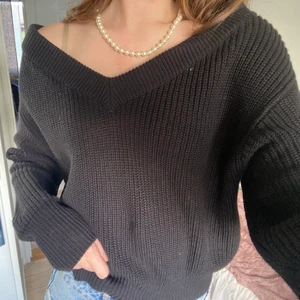 Stickad tröja - Stickad svart tröja med v-ringning. Jätte snygg men kommer inte till användning längre, använt den mycket men är fortfarande i jätte bra skick! Skriv privat för fler bilder eller frågor❤️